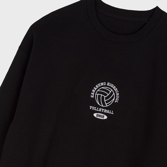 Close up sweat crewneck premium ample noir avec broderie style universitaire karasuno highschool volleyball